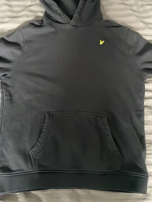 Lyle&scott hoddie - Tja. Säljer en fet Lyle&scott hoddie som har blivit för liten. Storlek 15-16 Years typ storlek xs.