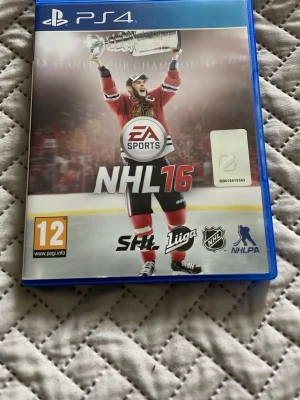 NHL 16 till PS4 - NHL 16 till PlayStation 4 är ett ishockeyspel från EA Sports. Omslaget är blått och spelet levereras i ett plastfodral med tillhörande skiva och manual. Spelet har SHL och Liiga-licenser och är märkt med PEGI 12. Det bara att skriva vid minsta aningar och pris kan diskuteras 