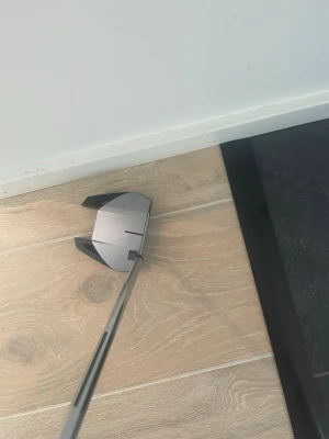 Taylormade Spider GT Silver Putter (Vänster) - Taylormade Spider GT Silver Small Slant Vänster putter i helt nytt skick, knappt använd. Säljes eftersom jag söker en bladputter. Med ett tjockt nytt SuperStroke grepp. 