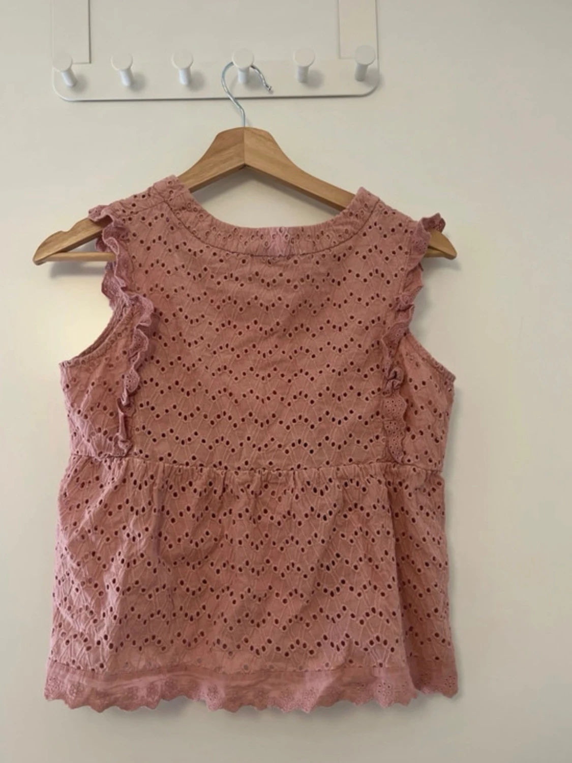 Rosa broderad blus med volang - 3