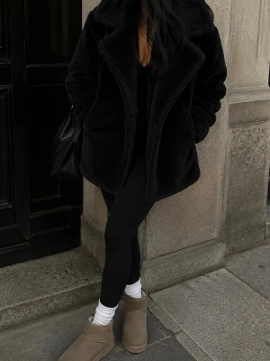 Svart teddyjacka från Amisu strl•36 - Säljer en svart teddyjacka från Amisu med bred krage och mjukt, fluffigt material. Jackan har en avslappnad passform och två sidofickor. Perfekt för att hålla sig varm och snygg under kyliga dagar.