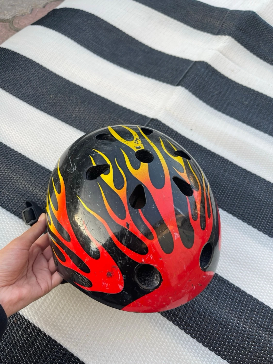Cykelhjälm med eldflammor - 1