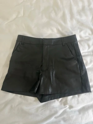 Skinn shorts Zara - Svarta skinnshorts från Zara. Fint skick o perfekta till hösten. Storlek S
