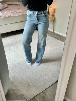 Ginatricot straight leg, högmidjade/midwaist jeans - Säljer dessa ljusblåa jeans från Ginatricot med raka ben, högmidjade/ midwaist, fint skicka och har en normal passform.