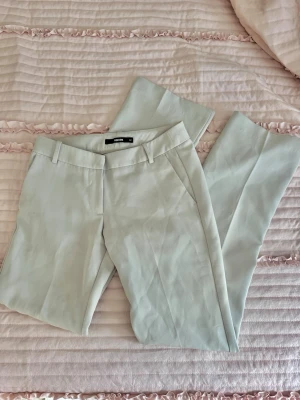 Bikbok ”Vera” kostymbyxor - Säljer dessa lowwaist Bikbok kostymbyxor i beige då dem inte används längre, fint skick och bra passform. - Regular i längd