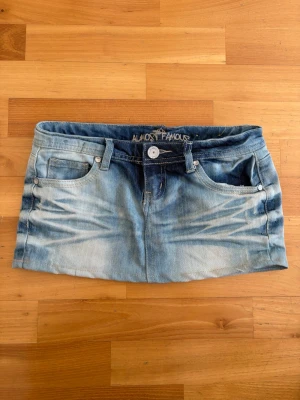 Ljusblå jeanskjol Almost Famous - Passar ca w25🥰🥰Kort jeanskjol i ljusblå denim från Almost Famous. Kjolen har klassiska fem fickor, bälteshällor och slitna detaljer på bakfickorna. Perfekt för en avslappnad och trendig look.