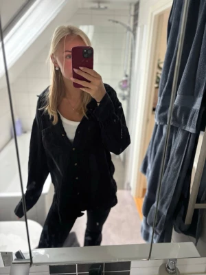 Svart oversized linneskjorta  - Säljer denna svarta oversized linneskjorta. Från H&M storlek M. Knappt använt. Skriv privat för mer bilder eller frågor!!❤️
