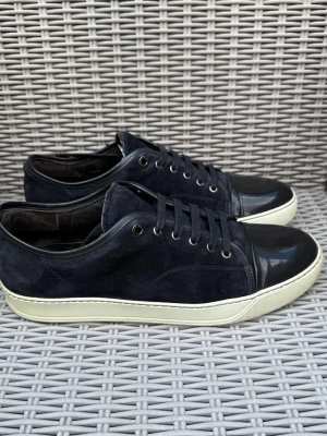 Lanvin Cap Toe - Lanvin Cap Toe || Storlek 44 || Skorna är i bra skick (se bilder) || Tveka inte på att höra av dig vid frågor eller funderingar 
