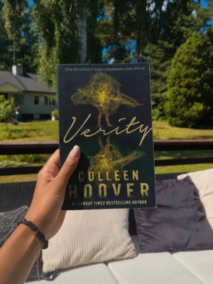 Verity – Colleen Hoover | Mycket fint skick - Verity av Colleen Hoover i mycket fint skick. Läst en gång och väl omhändertagen utan synligt slitage. En spännande psykologisk thriller som är en stor favorit på BookTok. Perfekt för dig som vill läsa den för första gången eller ha ett fint exemplar i bokhyllan. Skickas snabbt och väl emballerad. ✨