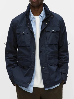 GERARD FIELD JACKET - Bondelid - Snygg mörkblå fieldjacka från bondelid med hög krage och praktiska fickor framtill. Jackan har dragkedja och knappar, tillverkad i lätt polyester som passar perfekt när du vill ha en stilren look. Klassisk passform och långärmad design. Jackan är i toppskick!