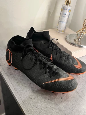 Nike fotbollsskor- storlek 46 - Säljer ett par Nike fotbollsskor i storlek 46. Skorna är använda, finns bilder. Vid funderingar skriv, priset kan diskuteras.