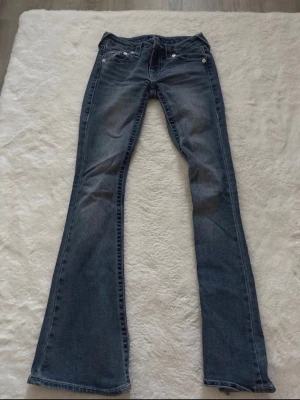 True religion jeans - Säljer dessa då de inte kommer till använding, de har lite slitningar längst hälarna annars är dem i bra skick💕  midjemått: 34,5cm Innerbenslängd: 77c. 