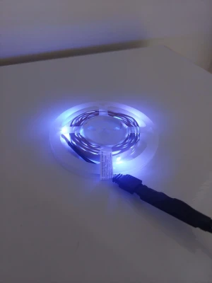 5m LED ljusslinga med USB-kontakt - Säljer en flexibel LED ljusslinga som kan lysa i olika färger, bland annat blått och rött. Slingan är monterad på en vit plastspole och ansluts via USB. Perfekt för att skapa stämning i rummet eller dekorera skrivbordet.