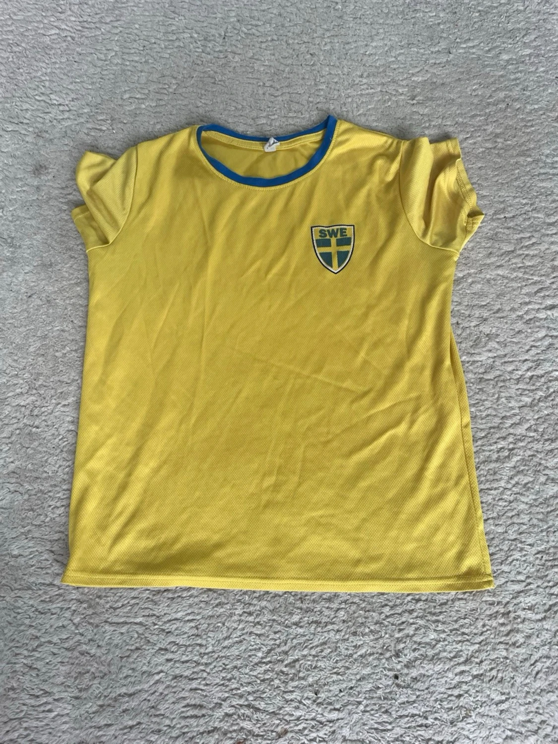 Gul Sverige t-shirt med blå detaljer