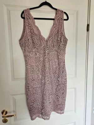 Spetsklänning ONLY 42 - Säljer en superfin spetsklänning med djup v-ringning och ärmlös design. Klänningen är kort och har ett vackert spetsmönster över hela plagget. Perfekt för dig som vill ha en romantisk och feminin look men ändå vara sexig. Bild 3 visar den rätta färgen  Kan även hämtas I Partille  E4