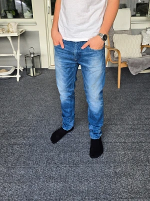 Replay jeans - Snygga Replay jeans i storlek W31/L32. Har en fläck på ena benet vilket syns på sista bilden, men annars mycket bra! Skriv om du undrar något 😊