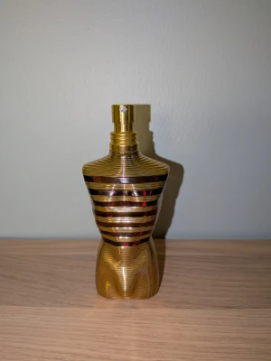 Jean Paul Gaultier elixir - Säljer min Jean Paul Gaultier Le Male Elixir då den tyvärr inte kommer till användning längre. Det är en fantastisk och kraftfull doft med varma noter av vanilj, honung och tonkaböna – perfekt för kvällar och kallare dagar🥶☺️✨ Cirka 60 av 75 ml kvar i flaskan✨Flaskan är i fint skick (se bilder).