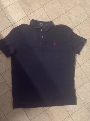 Ralph lauren pike (storlek M herrar) - Säljer en Ralph lauren pike i en blå och melerad färg. Riktigt fint skick. Storlek M som står i beskrivningen. Har man någon fråga är det bara att skriva!🙂