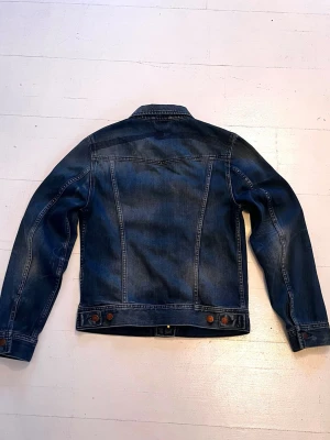 Nudie Jeansjacka  - Extremt snygg Nudie jeans jacka med snygg tvätt och coolt mönster på baksidan. Storlek Small👍