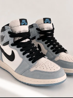 Nike Air Jordan 1 High University Blue - Säljer nu dessa Jordnas i absolut topp skick! Väldigt omhändertagna och är redo för ny ägare😃 Jag säljer dom för att dom inte kommer till tillräckligt mycke andvändning. Om du har några frågor som är de bara att skriva! Mvh
