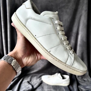 Saint Laurent sneaker - Saint Laurent sl/02 court classic skor | originalstorlek 40,5, passar mer 41-41,5, | ingår: endast skorna | 