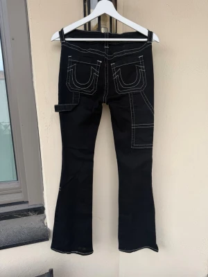 Helt nya True Religion ”Becca” Cargo Jeans - Svart - Size 27 - Size XS/S - total längd - 104cm, midjemått 33cm. 