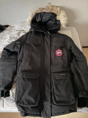 Svart vinter jacka  - Bra till vintern håller dig varm. Jackan är använd. 