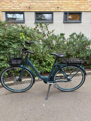 Crescent Elina 2022 - Nu säljer jag min Crescent Elina, årsmodell 2022, då den inte används så mycket längre.  Cykeln är i väldigt fint skick och fungerar precis som den ska. Den är bekväm att cykla på, har låg instegsram och elassistansen gör både korta och cykelturer Perfekt för dig som söker en elcykel!.  Utrustning: *Framkorg *Pakethållare *Skivbromsar *Batteri och laddare ingår *samt nyckel till baklås och batteriet!  Den har tagits väl om hand och är redo för en ny ägare. Bara att sätta sig och cykla! 