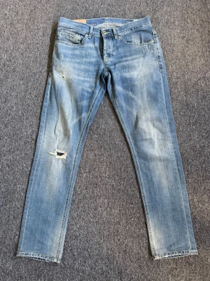 Dondup Jeans - Dondup jeans i stl 31. Cond 8.5/10. Nypris 2899, vårat pris 1199. Sjukt stilrena o riktigt schyssta jeans. Pris kan förhandlas vid snabb affär. Hör av dig vid minsta lilla fundering!👌🏻