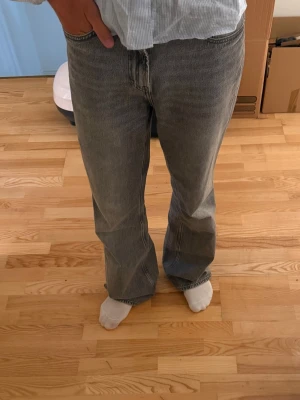Vintage jeans - Säljer ett par grå vintage jeans köpta i Milano på en vintage butik och dem passar perfekt för dig som har 32 på brallorna och gillar när jeansen lägger sig snyggt över skorna dina. Dem är grymt bra skick och inga skador alls