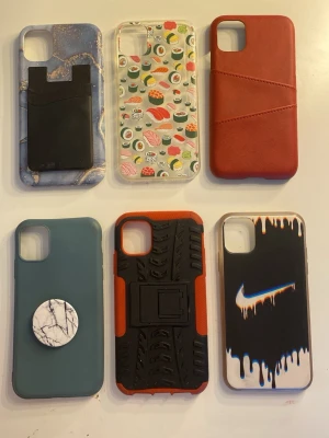 Mobilskal iPhone 11 - 6 st mobilskal 20kr st, använda men ingen är trasig. De röda är endast provade. Den med däck mönster går att fälla upp till ett stöd. Och två av de har på sig korthållare! Skriv till mig vilken ni vill köpa om ni köper för 20kr🩷✨