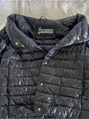 Hernojacka💕💕 - Säljer denna super snygga herno jackan i svart💕 Perfekt mot hösten nu och passar till allt! Den är i bra skick i strl 40, men skulle säga att den passar mindre storlekar💕