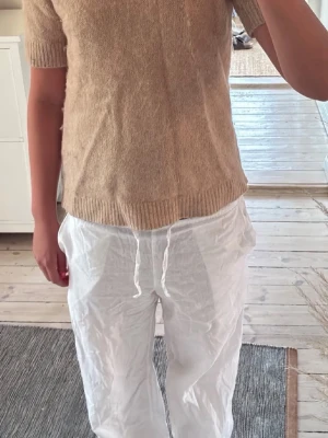 Tröjpaket - En fin beige kortärmad tröja i mjukt material från COS. Ärmarna är lite puffiga, perfekt till hösten & är något varmare än den vita kortärmade tröjan från Gina Tricot. Fäller dock en del. Båda nytt skick!