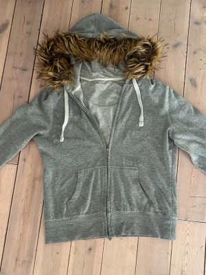 Hoodie med päls - Snygg hoodie med fusk päls sydd på luvan, köpte av någon på vinted som hade sytt på det själv. Denna har varit en av mina favoriter, ursäkta för den dåliga bilden men skriv om ni har några funderingar.