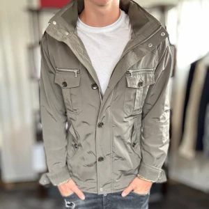 Riley field jacket - Mycket fint skick, inga defekter. Nypris ca 2000kr. Passar dig som är 170-180cm ungefär. Modellen är 185 cm, 75 kg. Alltid billigare pris vid köp av flera varor‼️🙌Svarar alltid på frågor eller funderingar! 