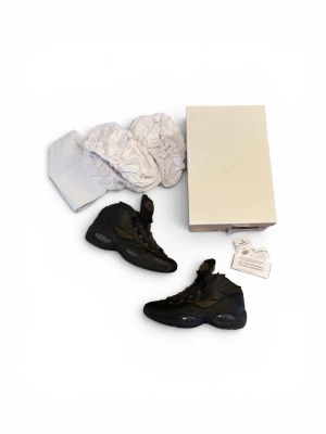 Maison Margiela skor - Maison Martin Margiela x Reebok question mid memory of Spring/Summer 2022 skor. Storlek 41. Använda men fortfarande bra skick. (Distressingen är del av designen). Låda, dustbags samt andra saker kommer med! Skriv i DMs om intresserad, kan även skicka fler bilder samt mått!