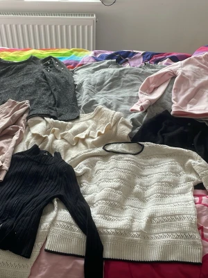 Mix av stickade tröjor och sweatshirts - Säljer ett paket mee flera tjocktröjor. Några är stickade några år fleece o lite sånt. Märkena är: Lindex, Zara,lager 157,h&m. Jag accepterar prisförslag!! Kolla gärna in mina andra annonser 