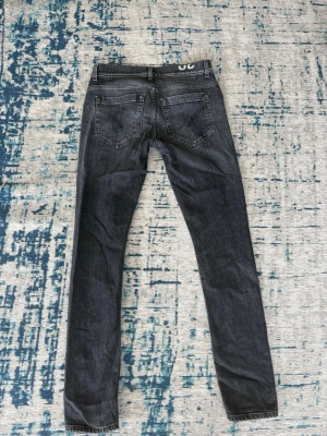 Mörkgrå Dondup George Jeans Storlek 30 - Säljer ett par mörkgrå Dondups storlek 30 i riktigt bra skick. Nypris 3499