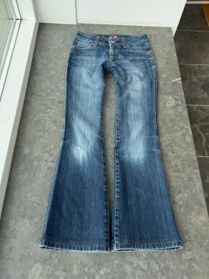 Lågmidjade jeans  - Så snygga jeans som tyvärr inte passar mig och har därför ingen bild på! Midjemått tvärsöver: 35cm Midjehöjd: 22cm Inerbens längd:71cm💕sydda ner till på ett väldigt proffsigt sätt!
