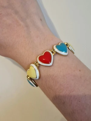 Hey Harper Sweetheart Armband - Nypris 850kr. Knappt använd, ser inga skavanker. Är justerbart från 16,5cm-19cm. Guldpläterad så tål vatten.