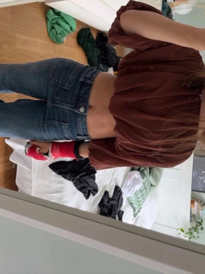 Brun croppad topp med puffärm - Mycket eftertraktad och slutsåld topp / blus från H&M💗 har aldrig använt