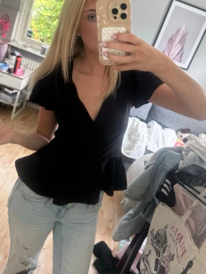 Svart blus  - Jätte fin svart blus som inte finns att köpa längre. 