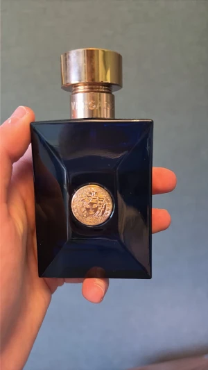 Versace Dylan Blue - Äkta Versace Dylan Blue, 50 ml. Mycket fint skick och sparsamt använd. Se bilder för exakt mängd kvar. Förvarad inomhus och varsamt använd. Skickas väl emballerad.