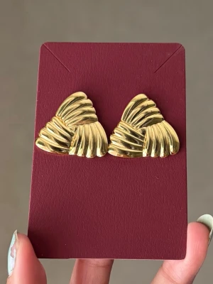 Guldpläterade örhängen  - Classy earrings! New and never used. quick shipment ✨