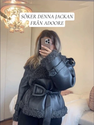 Adoore - Manchester Jacket  - Söker denna jackan i storlek XS, fint skick. Kan tänka mig att betala runt 2000, om inte lite mer. Hör gärna av er vid intresse att sälja 🤍