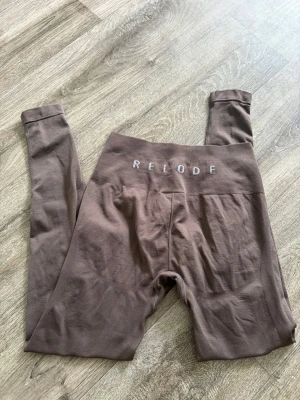Prime Seamless Tights - Brun - Säljer ett par Prime Seamless Tights från Relode i färgen Brun. Storlek xs. 