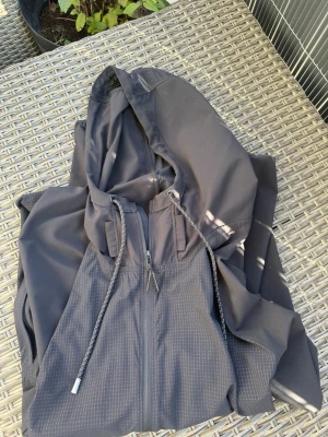 Svart under armour jacka  - Snygg och unik jacka från under armour i storlek S. Jackan har känguruficka och dragkedja halvvägs. Den är använd ett fåtal gånger så den är ut utmärkt skick! 