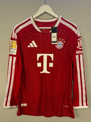 Bayern München Tröja 26/27 - #17 Olise. Helt ny med prislapp