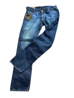 Dondup Jeans - Oanvända - Helt nya - Sjyssta helt nya blå Dondup jeans med raka ben och kontrastsömmar. Jeansen har klassisk femficksmodell, detaljerad bakficka och en cool tvättad look. Materialet är slitstark denim och passformen är avslappnad. Perfekta för en casual stil. I storleksskalan XS-XL sitter denna som M.