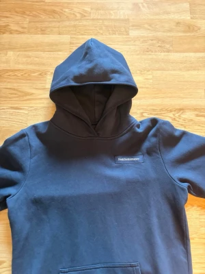 Peak Performance  - Tjena, säljer denna Peak Performance hoodien, endast använd fåtalet gånger och inga tecken på användning. Nypris ~799, mitt pris 249. Pris kan diskuteras. Hör av er vid frågor eller funderingar! 